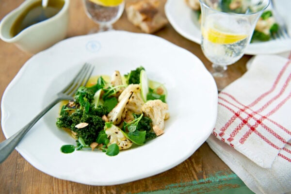 Blomkålsallad med broccolikräm och krispig kål