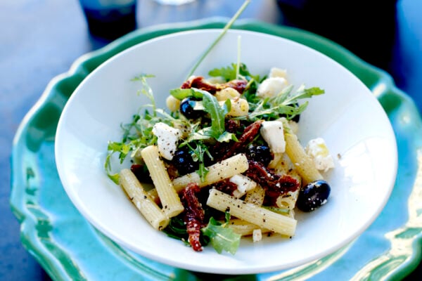 Pasta Tortiglioni med fetaost, tomater och oliver