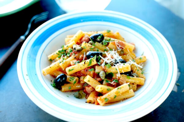 Pasta Tortiglioni med tomater, pancetta, kapris och oliver