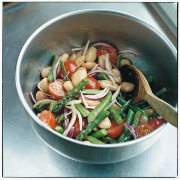 Sparris-, tomat och bönsallad