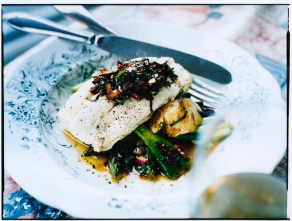 Sej med sparris, tomat- och basilikavinägrett