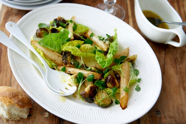 Varm sallad med brysselkål och pesto