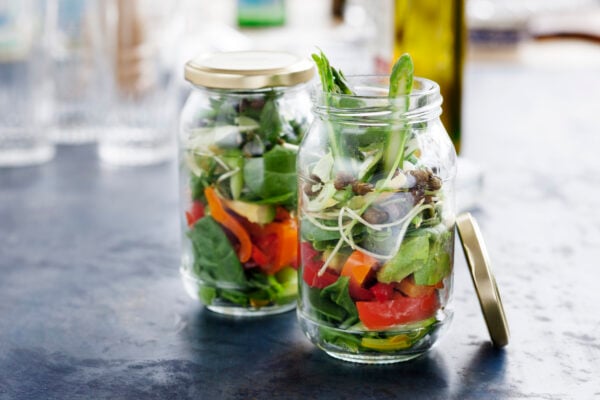 Sallad i burk med avocado och sparris