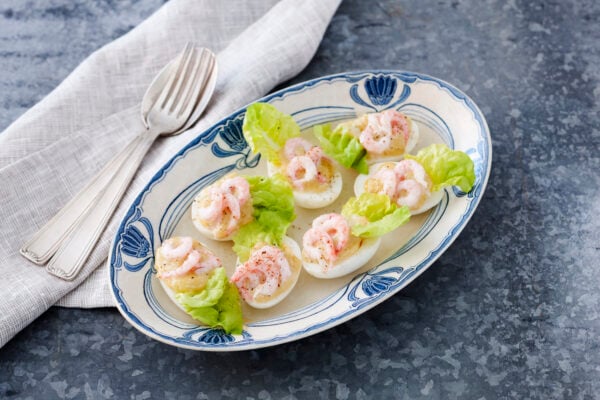 Ägghalvor med räkor och caesardressing