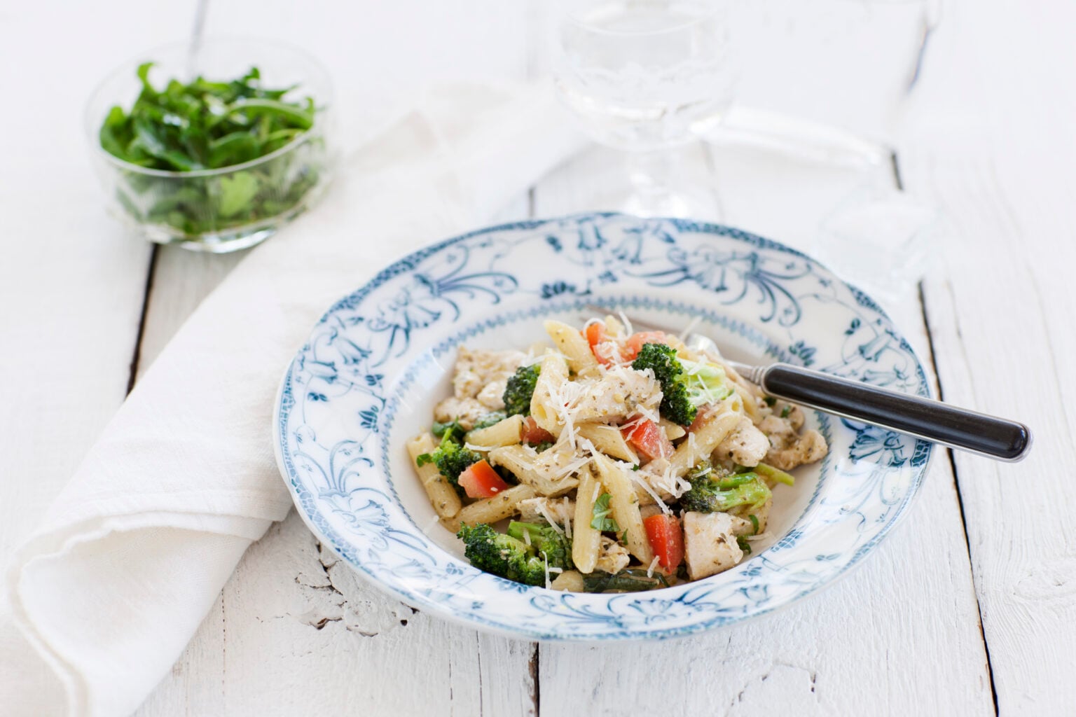 Pasta Penne Rigate med broccoli, kyckling och pesto Recept Zeta