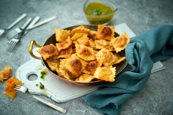 Friterade ravioli med sardelldipp