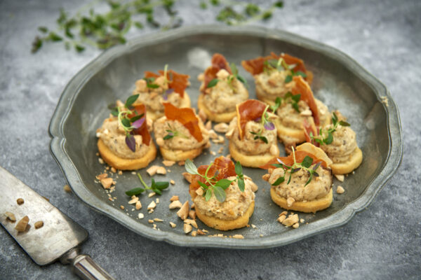 Crostini med blomkålcrème och prosciutto