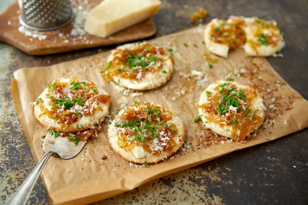 Pizza bianca med karamelliserad lök