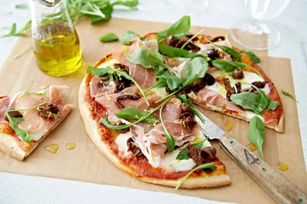 Pizza med parmaskinka och rucola