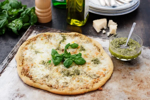 Vegetarisk pizza med pesto, mozzarella och pecorino