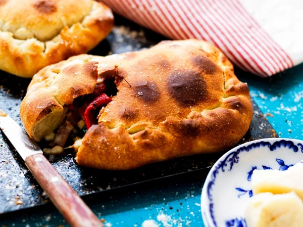 Calzonepirog med spenat och salami