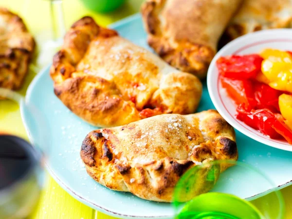 Minicalzone med mozzarella och salami