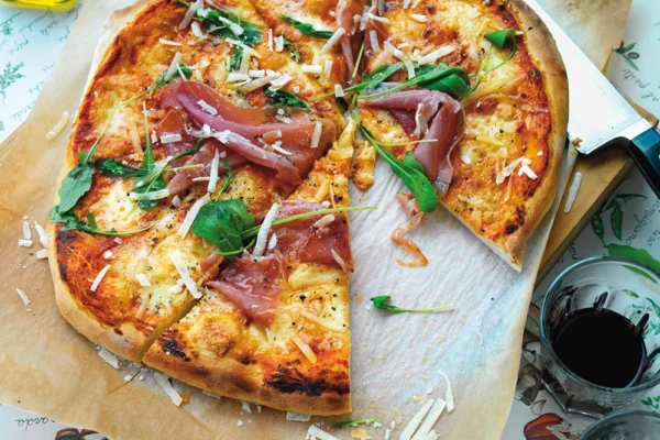 Pizza med prosciutto, parmesan och mozzarella