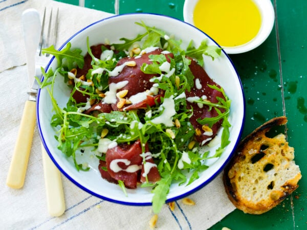 Bresaolasallad med krämig dressing