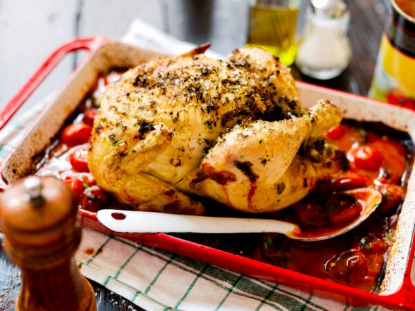 Ugnsgrillad kyckling med örttomater