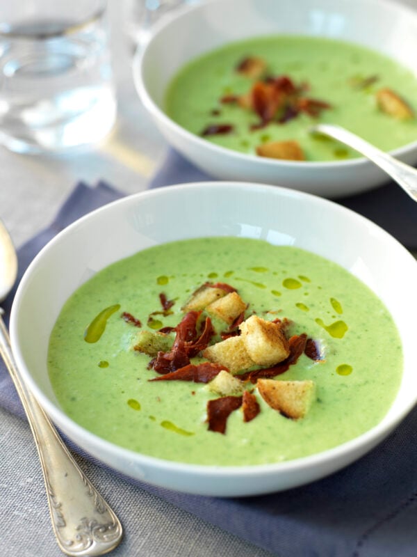 Soppa med örter och rostad Jamon Serrano