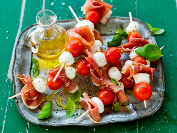 Cocktailspett med minimozzarella och prosciutto