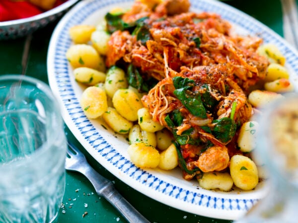 Stekt gnocchi med kyckling i tomatsås