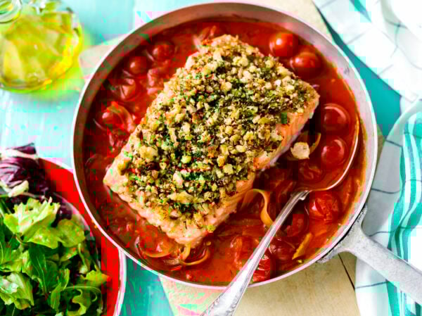 Krispig örtlax med tomatsås