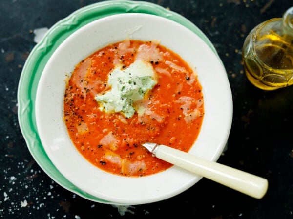 Tomatsoppa med ricotta- och örtkräm