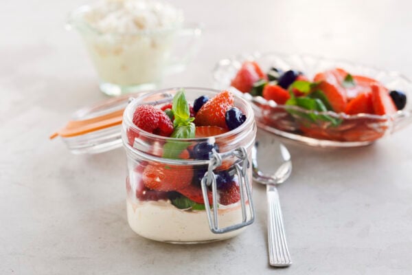 Rosémarinerade bär med mascarponekräm