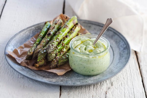 Grillad sparris med örtricotta