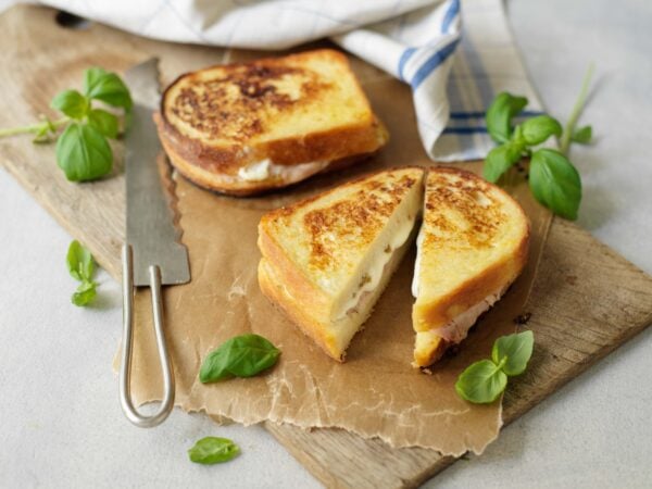 Varma smörgåsar med parmesan och bönröra