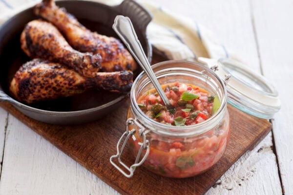 Rabarbersalsa med grillade kycklingklubbor