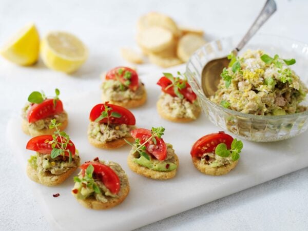 Crostini med avokado- och tonfiskröra