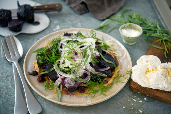 Bakade betor med burrata och kikärtskräm