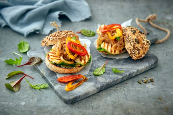 Fröfralla med grillad halloumi och karamelliserad lök