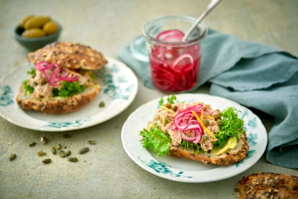 Fröfralla med tonfiskröra och picklad rödlök