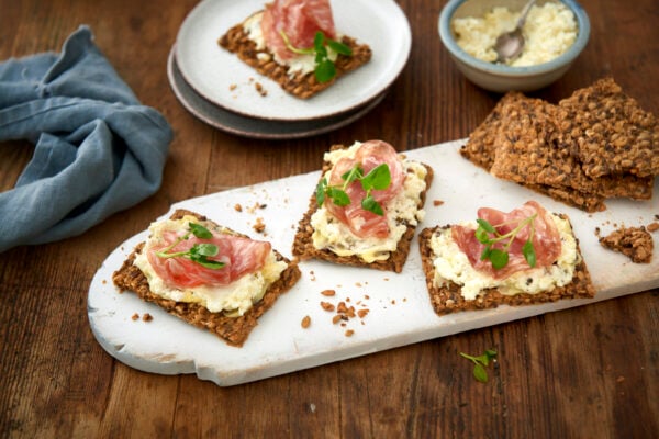 Fröknäcke med fetaröra och salami med fänkål