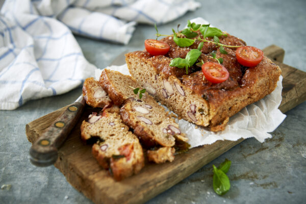 Focaccia med bönor, tomat och basilika