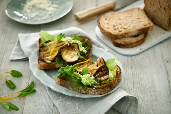 Matig macka med grillad aubergine och edamamekräm