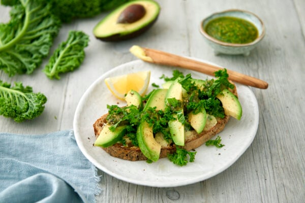 Grön macka med avokado, pesto och grönkål