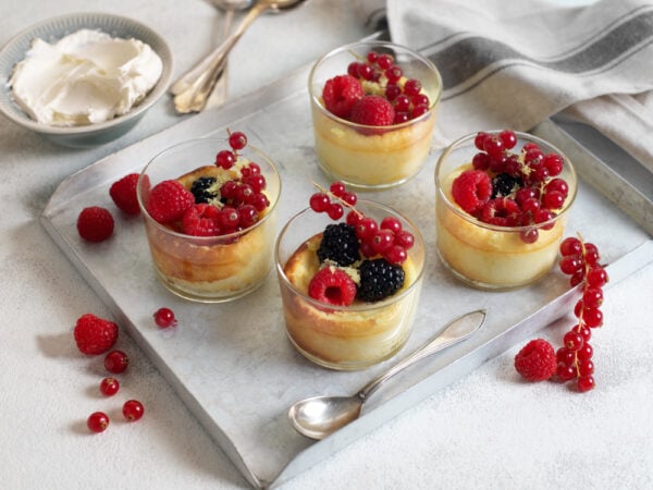 Ricotta- och citronsufflé med färska bär