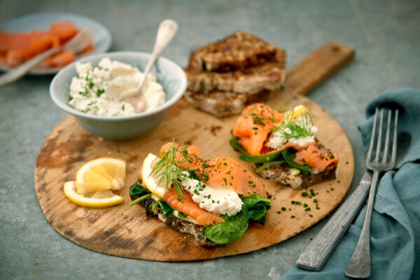 Danskt rågbröd med rökt lax och mascarponekräm