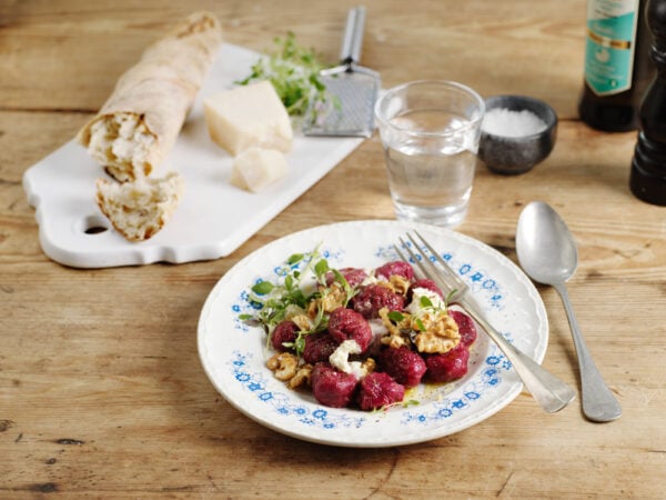 Rödbetsgnocchi med getost och karamelliserade valnötter