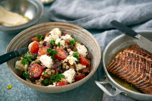 Sallad på blandade bönor och sotad lax
