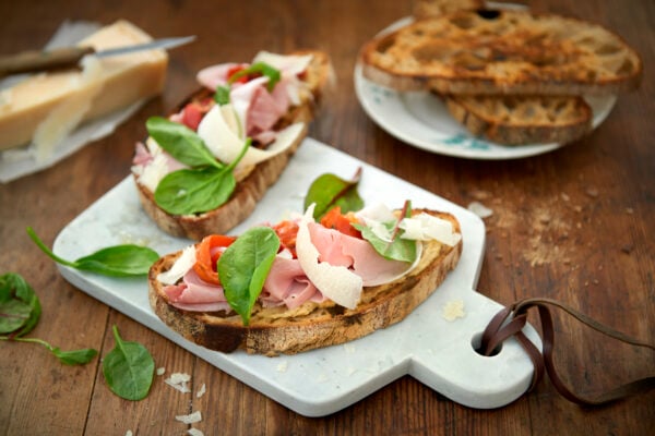 Surdegsbröd med italiensk skinka och kronärtskockskräm