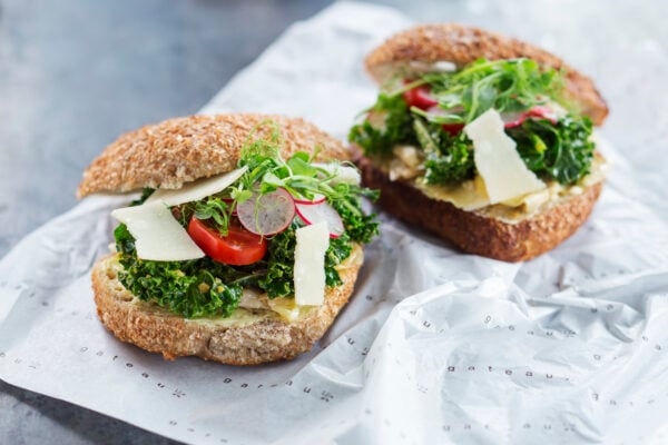 Macka med pestoslungad grönkål, tomat & parmesan