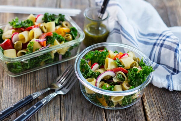 Pastasallad med grönkål och kronärtskocka