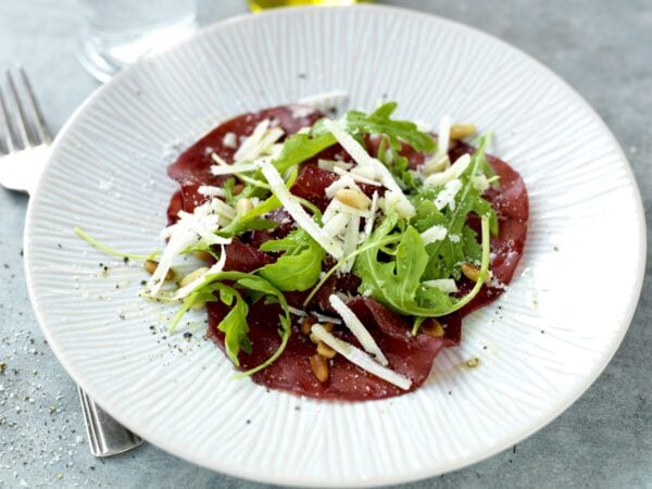 Bresaola med parmesan och nötter