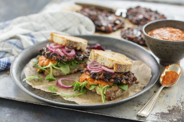 Bönburgare med paprikasås