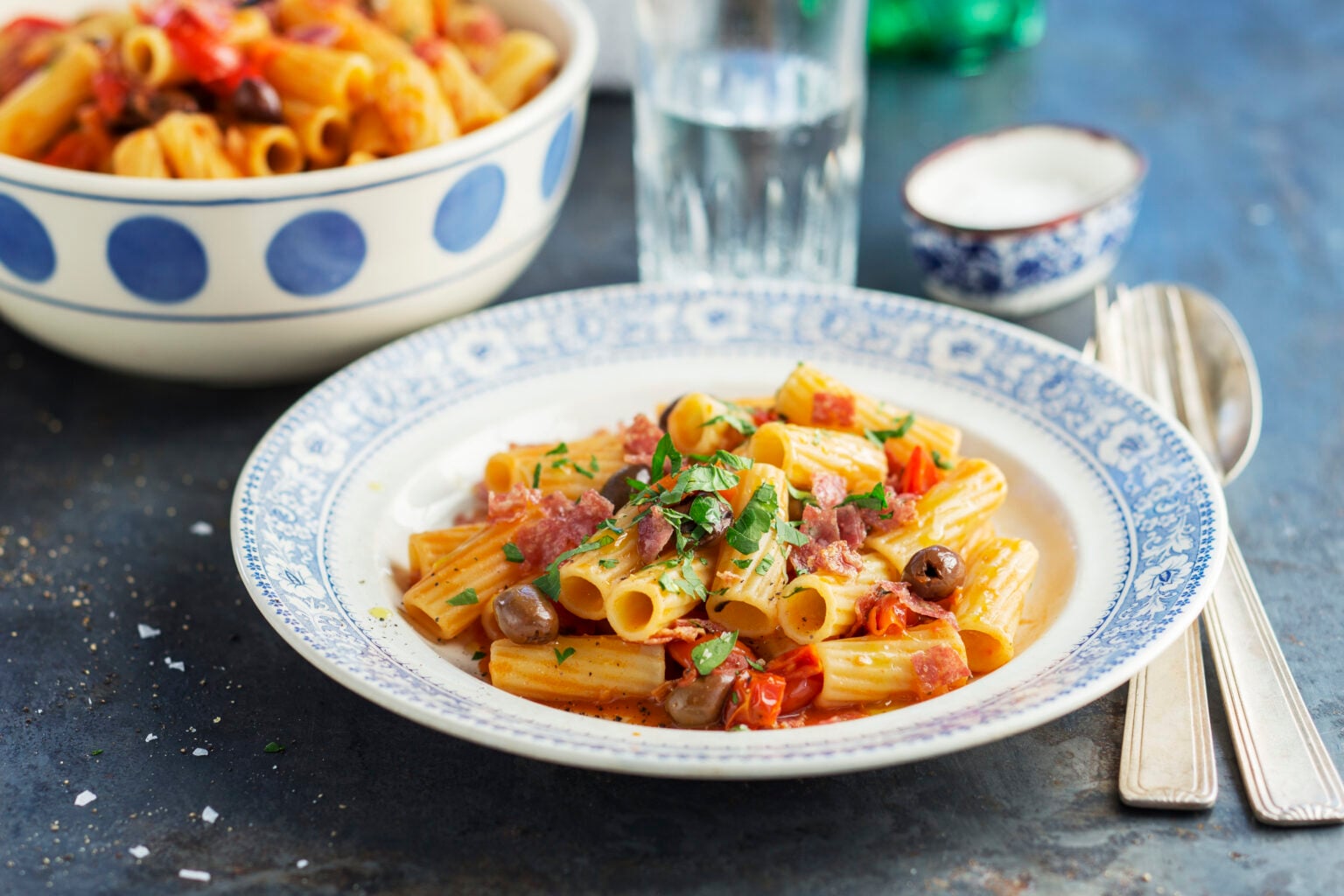 Pasta Tortiglioni med salami och oliver Recept Zeta