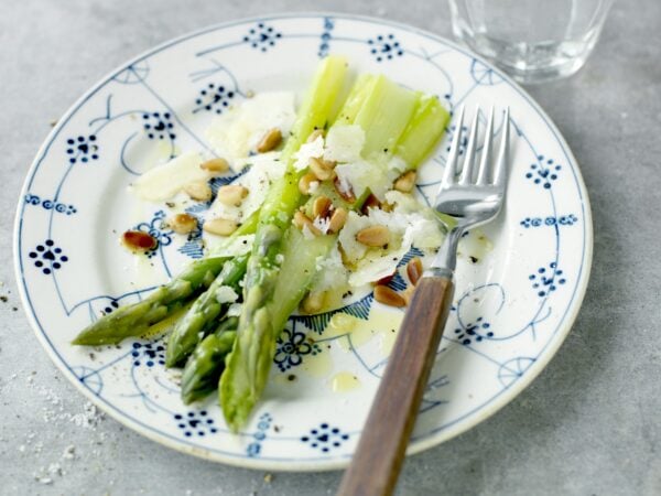 Sparris med parmesan och nötter