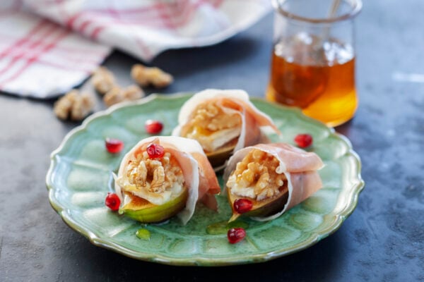 Ugnsbakade fikon med chévreost, prosciutto och honung