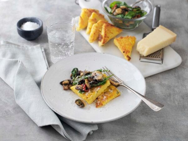 Pecorinopolenta med vitlöksstekt svamp och örter