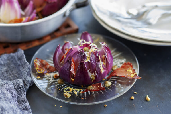 Ugnsrostad lökblomma med nötter, salami och parmesan
